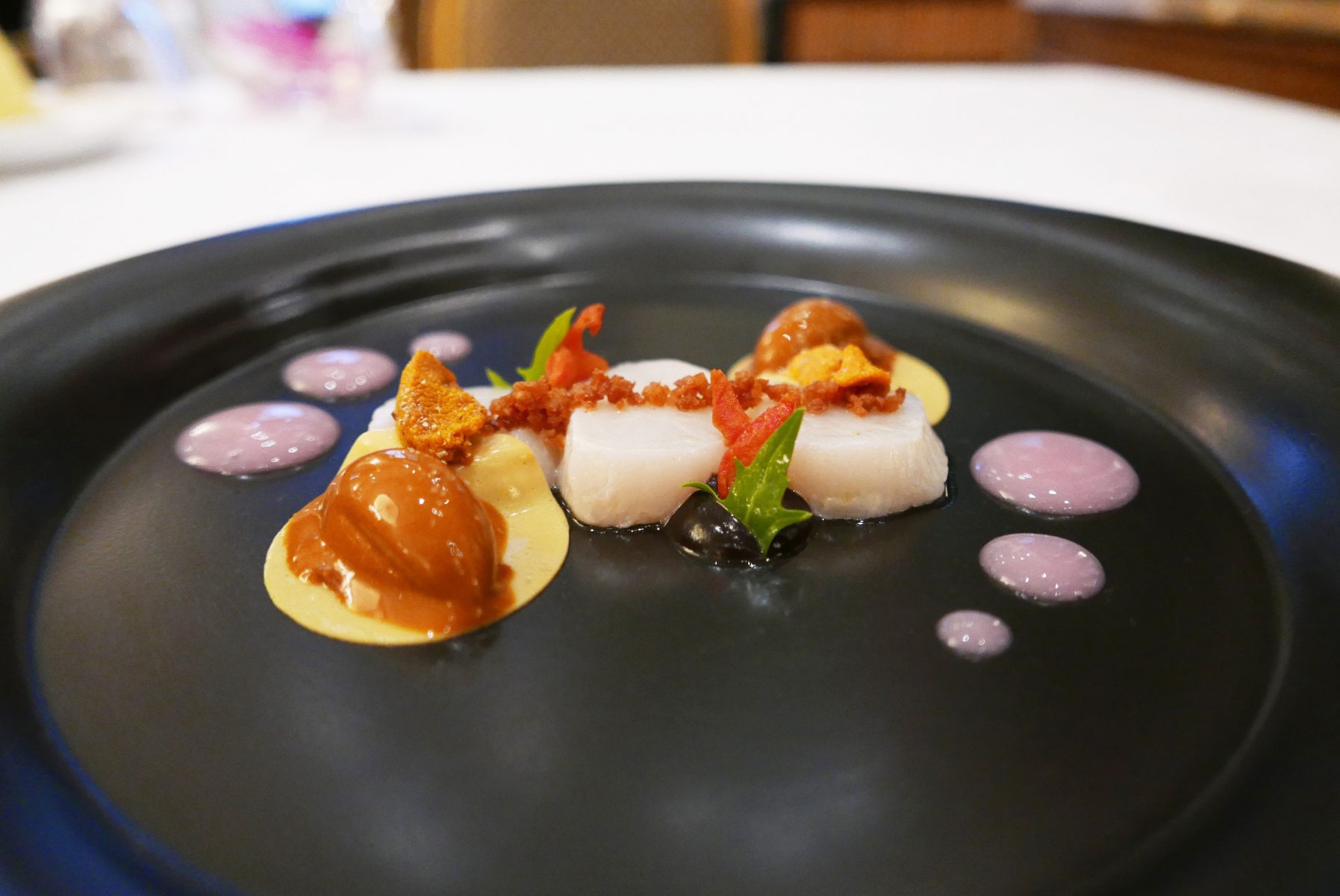 Slightly marinated scallops, sea urchin,lychee reduction at Le Cinq Paris